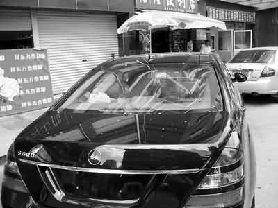 厦门高楼钢化玻璃自爆,砸落新奔驰